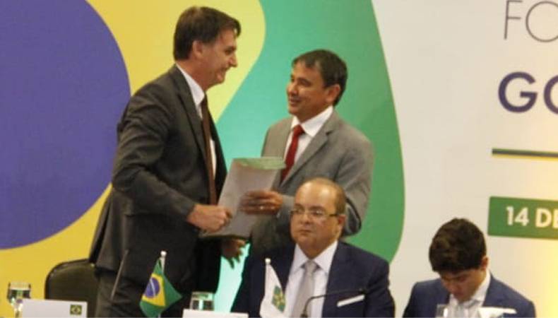 Bolsonaro concorda com Wellington Dias sobre dolarização ser a culpada pela alta dos combustíveis